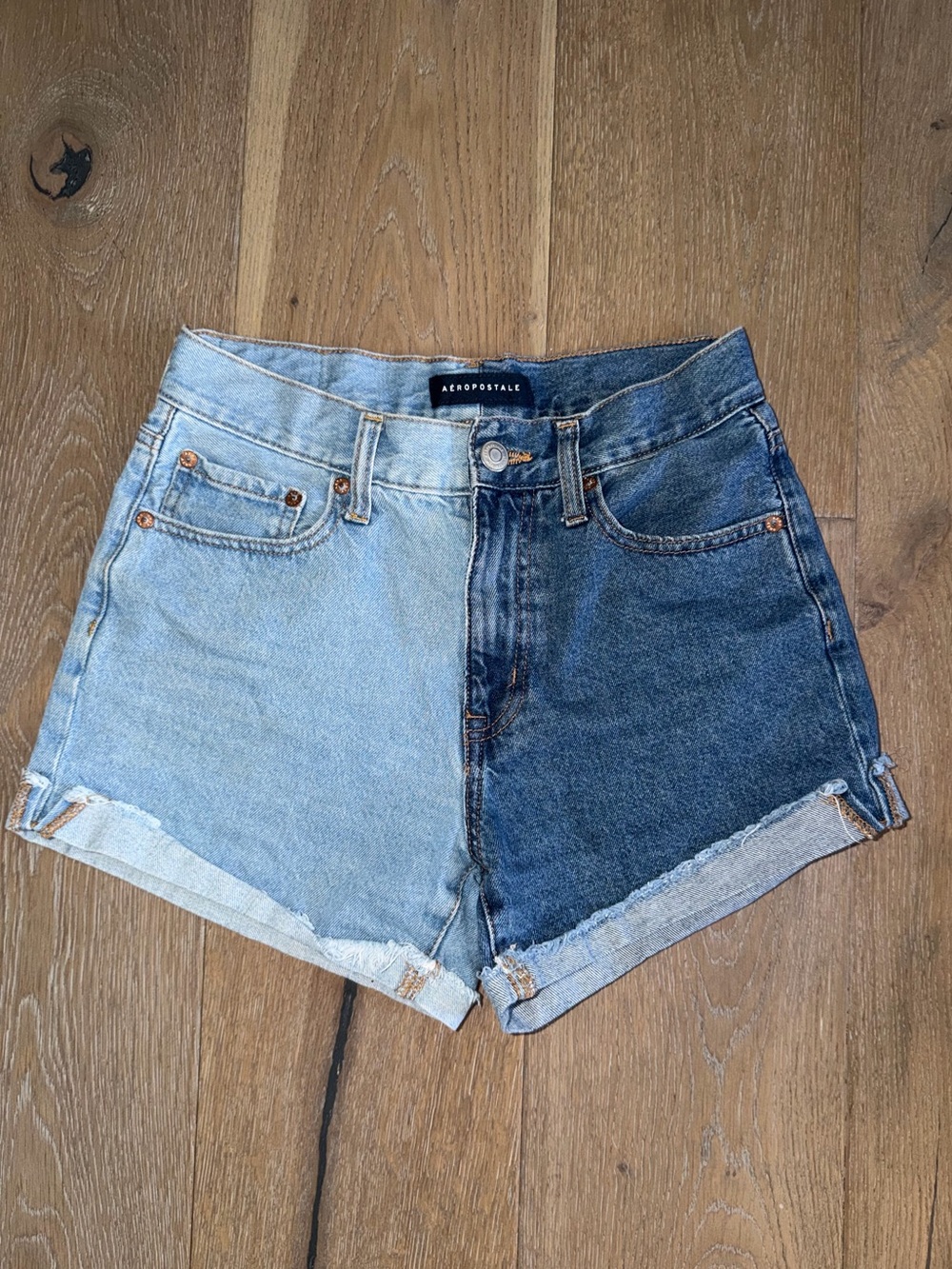 Aeropostale Two Tone Mom Shorts size 2 in great condition